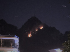 Quảng Ninh: Cháy lớn trên núi Bài Thơ