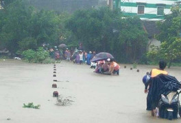 Hàng nghìn người dân Nam Trung Bộ sơ tán lên cao để tránh lũ