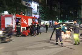 Huy động 200 người cứu hỏa đám cháy lớn trên núi Bài Thơ