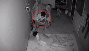 2 thanh niên ngủ say, trộm ung dung ngồi trên giường 'nghịch' điện thoại