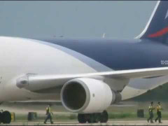 Video: Kỹ sư bỏ mạng khi bị hút vào động cơ máy bay