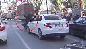 Ô tô chạy quá trớn, huých đổ xe máy dừng chờ đèn đỏ