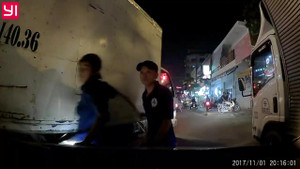 Clip: Xe tải liên tục chèn ép, dằn mặt xe con như xã hội đen gây bức xúc