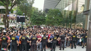 Hôm nay, iPhone X lên kệ: Người mua trên toàn thế giới đón nhận thế nào?