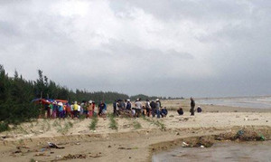 Phát hiện thi thể thiếu nữ dạt vào bãi cát ven sông ở Hải Dương