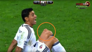 Video: Chấn thương biến dạng đầu gối, thủ môn Argentina đau đớn bật khóc