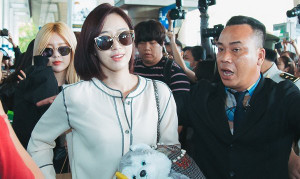 Fan Việt làm náo loạn sân bay Tân Sơn Nhất khi T-ara đến Việt Nam