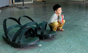 Video: Choáng váng trước đôi dép cao su 'khổng lồ' được làm từ lốp xe lu