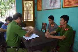 Ngang nhiên thuê xe cẩu trộm gỗ bên đường bán lấy tiền đánh bạc