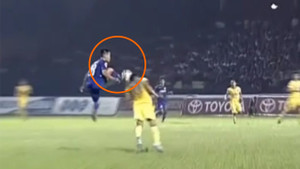 Video: Cầu thủ Bình Dương tung đòn hiểm, Mai Tiến Thành toác máu đầu