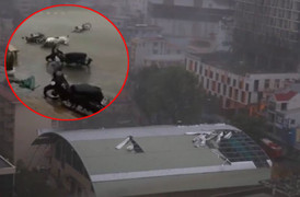 Bão số 12 đổ bộ: Gió giật khủng khiếp quật ngã nhiều xe máy trên đường ở Nha Trang