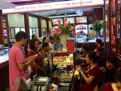 Giá vàng hôm nay 4/11: Rớt giá thảm hại ngày cuối tuần