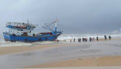 Bão số 12 đổ bộ: Hàng chục tàu thuyền bị sóng đánh chìm, vỡ nát trôi dạt vào bờ