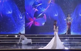 Video: Thí sinh Hoa hậu Hoàn vũ Việt Nam trượt chân ngã trên sân khấu