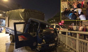 Xe tải loạng choạng đâm vào dải phân cách, tài xế mắc kẹt trong cabin bẹp dúm