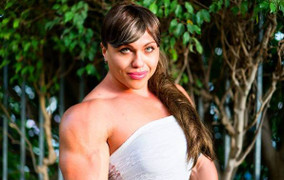 Thân hình khiến phái mạnh ghen tị của cô gái lực lưỡng nhất thế giới