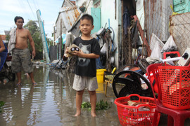 Bão số 12 tàn phá Khánh Hòa: 'Con tôi phải ngồi trên ghế thức tới sáng'