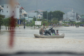 Bão đi, lũ về nhấn chìm TP Quy Nhơn trong biển nước