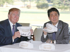 Tổng thống Trump chơi golf, kí tặng mũ với Thủ tướng Nhật Shinzo Abe