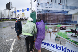 Ảnh: Người Đà Nẵng đội mưa dọn dẹp sau bão số 12, chuẩn bị đón APEC