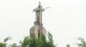 Cô gái ngồi trên tháp chuông nhà thờ suốt 2 ngày chưa chịu xuống