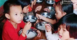 Bữa ăn đạm bạc chỉ có miến luộc của trẻ mầm non khiến phụ huynh bức xúc