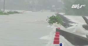 Kinh hãi lũ chảy xiết chia cắt quốc lộ ở Quảng Ngãi