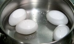 Mẹo luộc trứng cực dễ giúp việc bóc trứng trở nên đơn giản, không lo sát vỏ