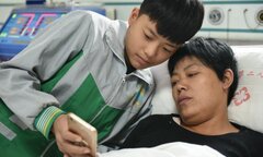 Xôn xao bức thư xin nghỉ học của cậu bé có mẹ mắc bệnh nặng
