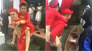 Chú rể lội nước kéo thuyền hoa đón cô dâu 'về dinh' trong ngày mưa lụt ở Huế
