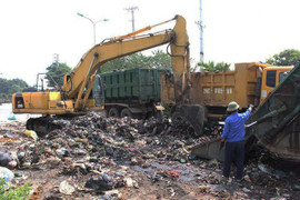 Video: Xe cẩu dọn 'núi rác' ở Hà Nội sau 4 tháng ứ đọng