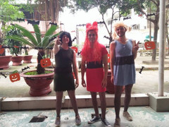 Dân mạng 'sốt xình xịch' vì thầy giáo Tây hóa trang 'Miss áo dài' quá đáng yêu