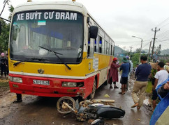 Trên đường đến trường, hai cha con bị xe buýt tông thương vong