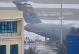 Máy bay vận tải chở hàng hoá đoàn Tổng thống Trump đến Đà Nẵng