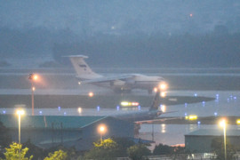 Máy bay vận tải Không quân Nga đến Đà Nẵng