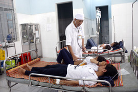 Ăn bánh kẹo của nhóm từ thiện, 84 học sinh tiểu học nhập viện cấp cứu