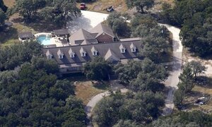 Ngỡ ngàng trước biệt thự xa hoa của nghi phạm xả súng ở Texas