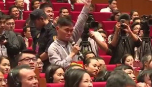 Video: 'Fan cuồng' của Jack Ma suýt lao lên sân khấu tặng quà cho thần tượng