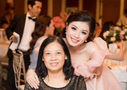 Sao mai Thu Hằng hạnh phúc đón tuổi mới bên mẹ