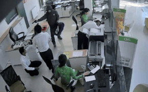 Đang đếm tiền trong ngân hàng ở Hà Nội, một phụ nữ bị giật 200 triệu đồng