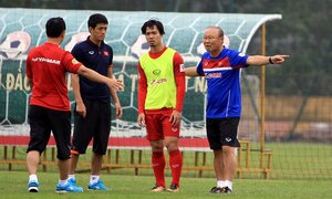 HLV Park Hang Seo dắt tay Công Phượng chỉ từng động tác