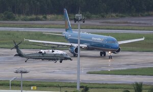 Video: Trực thăng của Tổng thống Trump bay vòng quanh sân bay Đà Nẵng