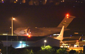 Cặp máy bay quân sự Mỹ lần lượt hạ cánh xuống Đà Nẵng