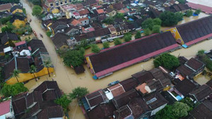 Ảnh: Phố cổ Hội An trắng màu nước lũ qua góc chụp flycam