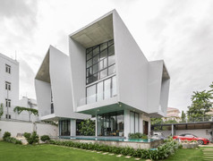 Ngôi nhà thiết kế độc đáo như rạp hát ở Sài Gòn được báo Mỹ khen nức lời