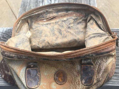 Bất ngờ với chiếc túi vẫn còn nguyên vẹn sau 25 năm bị chôn vùi