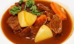 Cách nấu thịt bò sốt vang thơm lừng nhâm nhi ngày trở gió