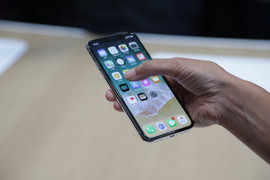 Trong 5 ngày mở bán iPhone X, cửa hàng Apple xách tay thu lãi cả trăm triệu đồng