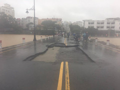 Công trình gần 20 tỷ đồng ở Huế vỡ toác sau khi lũ rút