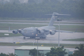 Video: Siêu vận tải cơ C-17 của Mỹ liên tục đáp xuống Đà Nẵng